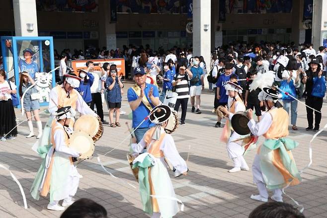 상주지역 국악단이 대구시내 삼성라이온즈파크 광장에서 오는10월 상주에서 열리는 모자축제를 홍보하고있다.