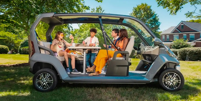 다양한 용도로 사용되는 골프 카트&nbsp;