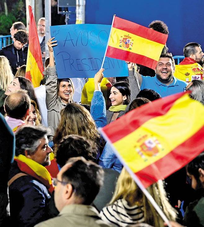 지난 28일(현지 시각) 스페인 마드리드의 국민당사 앞에서 지지자들이 깃발을 흔들며 승리를 자축하고 있다. /AFP 연합뉴스