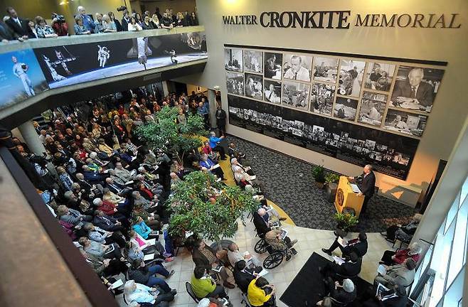 월터 크롱카이트가 태어난 미국 미주리주 세인트 조셉에 있는 '미주리 웨스턴 주립' 대학은 2013년 11월 4일 월터 크롱카이트 기념홀을 개관했다. 크롱카이트의 97번째 생일이었다. 사진은 기념홀에서 열린 강연회 모습/Cronkite Memorial Hall