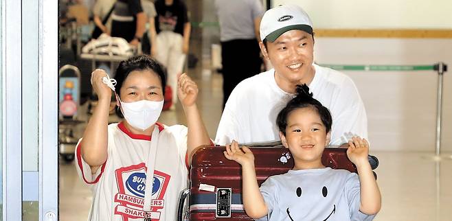 태풍 ‘마와르’의 영향으로 괌에 발이 묶여 있던 한국인 관광객들이 29일 오후 인천국제공항 제1터미널로 입국하고 있다. 지난 22일부터 폐쇄됐던 괌 현지 공항이 이날 정상화되면서 한국인 관광객 3400여 명이 속속 귀국하고 있다. /고운호 기자