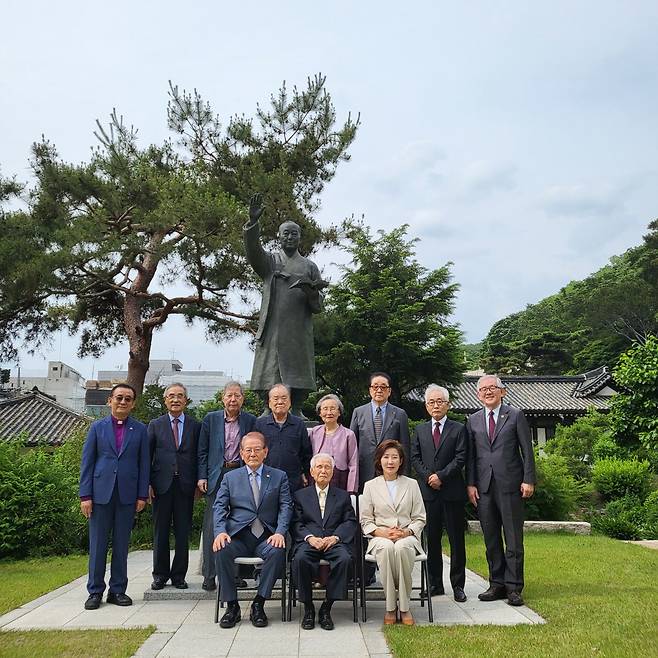 30일 오전 11시 서울 종로구 이화장에서 '이승만 기념관' 준비기획단 관계자들이 기념 사진을 찍고 있다. 앞줄 왼쪽부터 이영일 전 의원, 이인수 박사, 나경원 전 의원. 뒷줄 왼쪽부터는 이규학 목사, 도충현 이승만기념사업회 이사, 안병훈 상임고문, 한호선 상임고문, 이승만 전 대통령의 며느리 조혜자 여사, 김유광 이사, 김명덕 이사, 문무일 사무총장. /사단법인 이승만 건국대통령 기념사업회