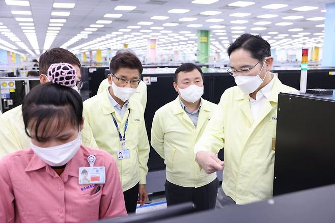 이재용 삼성전자 회장이 22일(현지시간) 베트남 하노이 인근의 삼성전자 법인(SEV)을 방문, 스마트폰 생산 공장을 점검하고 있다. / 삼성전자 제공