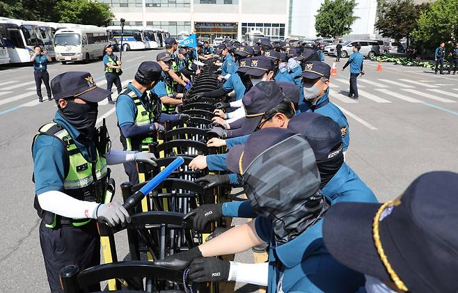 25일 서울 중구 서울경찰청 기동본부에서 경찰 기동대원들이 불법 집회·시위 해산과 불법 행위자 검거 훈련을 하고 있다. /서울지방경찰청 제공