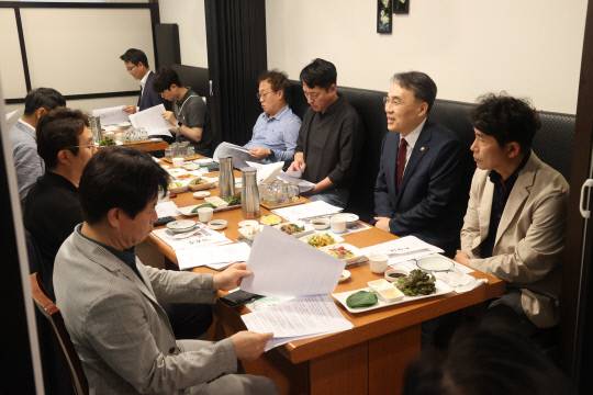 이종욱 조달청장(오른쪽 두번째)이 30일 정부대전청사 출입기자단 간담회에서 다수공급자계약제도 개선 대책 등 앞으로 추진 예정인 정책에 대해 설명하고 있다. 사진=조달청