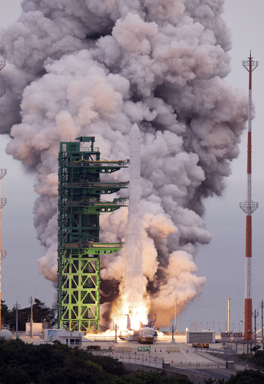 지난 25일 전남 고흥 나로우주센터에서 한국형 우주 발사체 누리호가 날아오르고 있다. 사진=과학기술정보통신부 제공