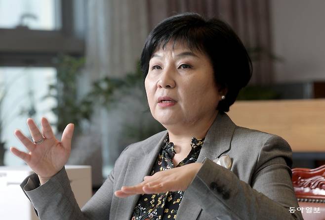 김미영 금융감독원 소비자보호처장(부원장)이 10일 서울 영등포구 금감원 본원에서 본보와 인터뷰하고 있다. 김 부원장은 젊은 세대도 보이스피싱에 속수무책으로 당하고 있다며 각별한 주의를 당부했다. 송은석 기자 silverstone@donga.com