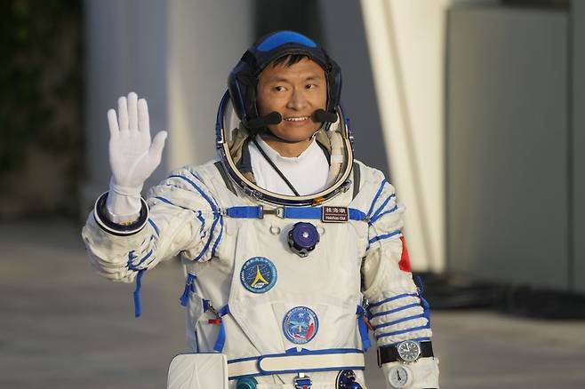 중국인 민간인 중 처음으로 우주에 간 구이하이차오 베이징항공항천대 교수(37)가 30일 우주선 탑승을 앞두고 환영 인파에 손을 흔들고 있다. 주취안=AP 뉴시스