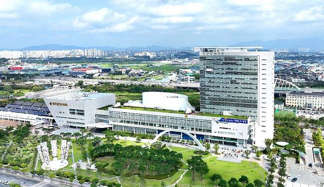 광주광역시<사진>가 '광주 군공항 이전 및 종전부지 개발 등에 관한 특별법(광주군공항특별법) 시행령' 제정과 관련한 공식 입장을 오는 6월 1일 국방부에 제출하기로 했다. 광주광역시 제공