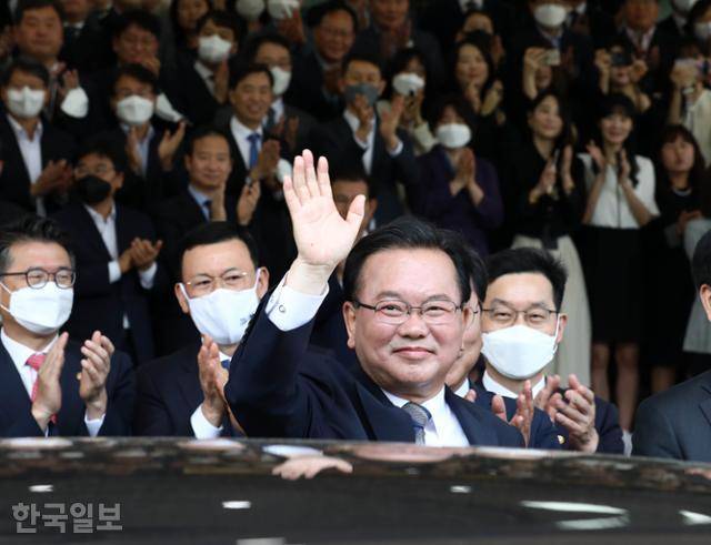 지난해 5월 12일 김부겸 국무총리가 서울 종로구 정부서울청사 별관에서 열린 이임식을 마치고 청사를 떠나며 손을 흔들고 있다. 홍인기 기자