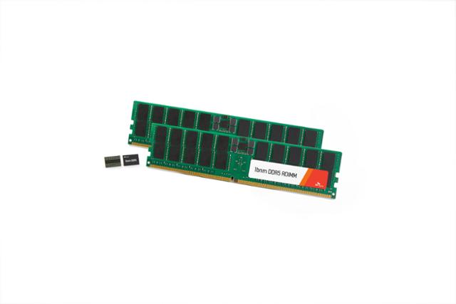 SK하이닉스 10나노미터(㎚)급 5세대 D램 기술이 탑재된 DDR5 제품. SK하이닉스 제공