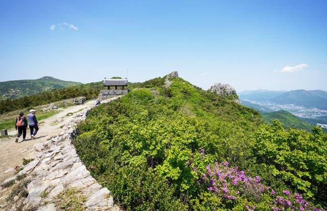 금정산성 4망루 능선의 시원스러운 풍경. 한국관광공사 제공