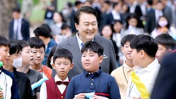 윤석열 대통령의 국정 수행에 대한 한국갤럽 여론조사가 5월 내내 급등락을 반복했다. 사진은 지난 4일 서울 용산 어린이정원 개방행사에서 윤 대통령이 어린이들과 대화를 나누는 모습. 사진 대통령실.