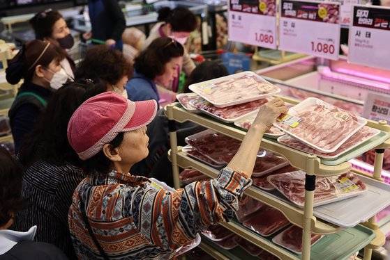 지난달 21일 서울의 한 대형마트에서 시민들이 돼지고기를 고르고 있다. 연합뉴스