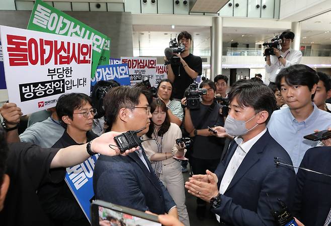 경찰이 한동훈 법무부 장관의 개인정보가 담긴 문건 유출 과정에 MBC 기자가 관여한 것으로 의심하고 해당 기자와 MBC, 국회사무처에 대한 압수수색에 나섰다. 경찰은 MBC 본사로 찾아왔지만 언론노조 등에 막혀 현관에서 대치 중이다. 사진은 30일 오후 서울 마포구 상암MBC에서 언론노조와 대치중인 경찰. /뉴시스