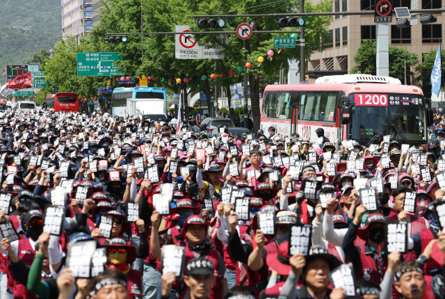 ▲ 지난 17일 오후 서울시청 앞 세종대로에서 열린 민주노총 주최 ‘노동자, 서민을 죽음으로 내모는 윤석열 정권 퇴진 결의대회’로 주변을 지나는 차들이 서행하고 있다. [연합뉴스 자료사진]