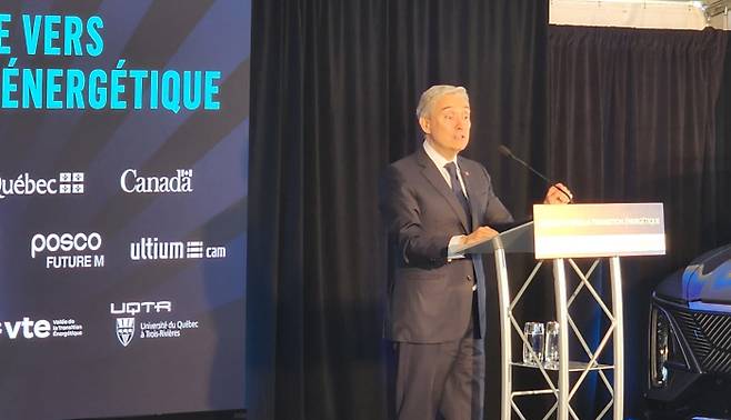 프랑수아 필립 샴페인 캐나다 혁신과학경제개발부 장관이 29일(현지시간) 퀘벡주 베캉쿠아의 얼티엄캠 양극재 공장 건설 현장을 찾아 투자 지원 내용을 발표하고 있다. 포스코퓨처엠 제공