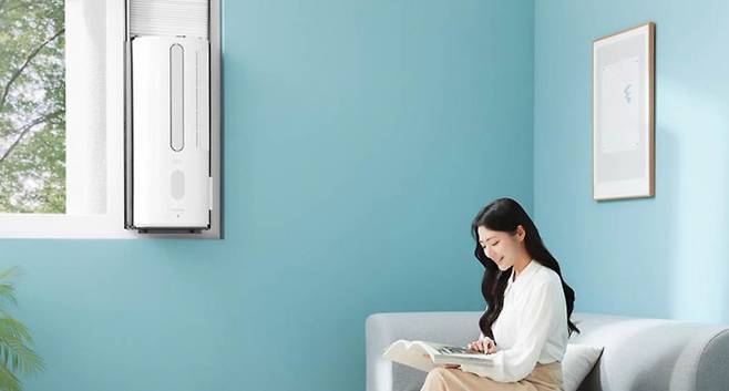 창문형 에어컨 브랜드 파세코의 ‘프리미엄2’ 모델이 장착된 모습. 실외기가 따로 없는 일체형 에어컨으로, 벽에 배관 구멍을 뚫을 필요가 없다. 파세코 제공