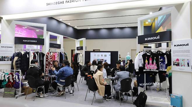 신세계는 지난 4월 열린 2023 붐업코리아 수출상담회에서 케이패션82 부스를 마련해 국내 우수 패션 브랜드를 해외 패션 바이어들에게 소개했다.