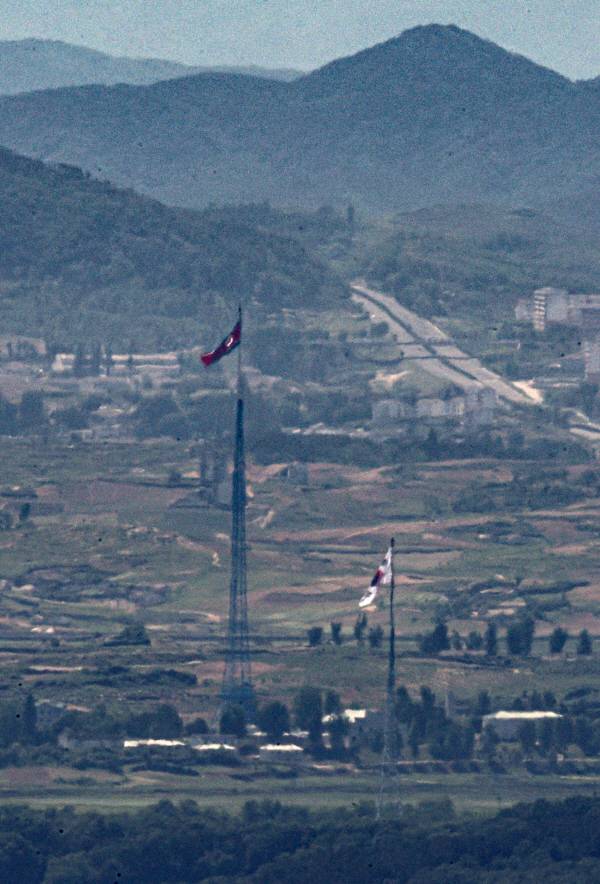 지난 29일 경기도 파주시 접경지역에서 바라본 서부전선 비무장지대(DMZ)에서 남측 대성동 마을 태극기와 북측 기정동 마을 인공기가 펄럭이고 있다. 연합뉴스