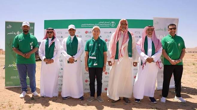 LG전자가 성장 잠재력이 큰 중동·아프리카에서 현지 특성을 감안한 사회공헌을 통해 신흥시장 공략에 속도를 낸다. 사진은 LG전자 사우디법인장 정연욱 상무(왼쪽에서 네 번째)가 수도 리야드 인근에서 진행된 나무심기 활동에 앞서 기념촬영을 하는 모습. LG전자