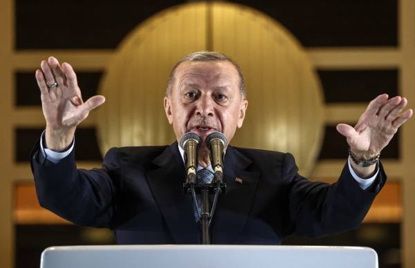 레제프 타이이프 에르도안 튀르키예 대통령이 대선 결선투표에서 승리한 뒤 29일(현지시간) 수도 앙카라의 대통령궁 앞에서 지지자들에게 연설하고 있다. TASS연합뉴스