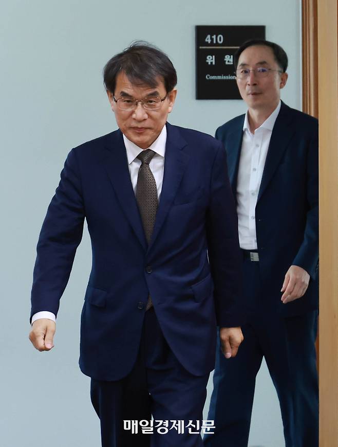 노태악 중앙선관위원장이 30일 오전 과천 중앙선거관리위원회에서 고위직 간부들의 자녀 특혜 채용 의혹 관련 대응 방안 등을 논의하기 위해 열린 긴급회의에 참석하고 있다. 2023.05.30 [박형기기자]