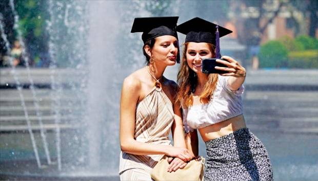 청년 몸값이 치솟자 미국 대학 진학률이 떨어지고 있다. [사진출처 = 연합뉴스]