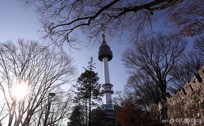 전국 미세먼지 농도가 '좋음'을 나타내는 가운데 서울 용산구 남산타워가 맑게 보이고 있다. /사진=김휘선 기자 hwijpg@