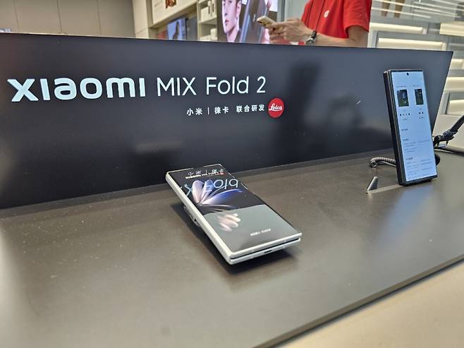 중국 선전 화웨이 플래그십 매장에 전시된 믹스폴드2. /사진=김승한 기자
