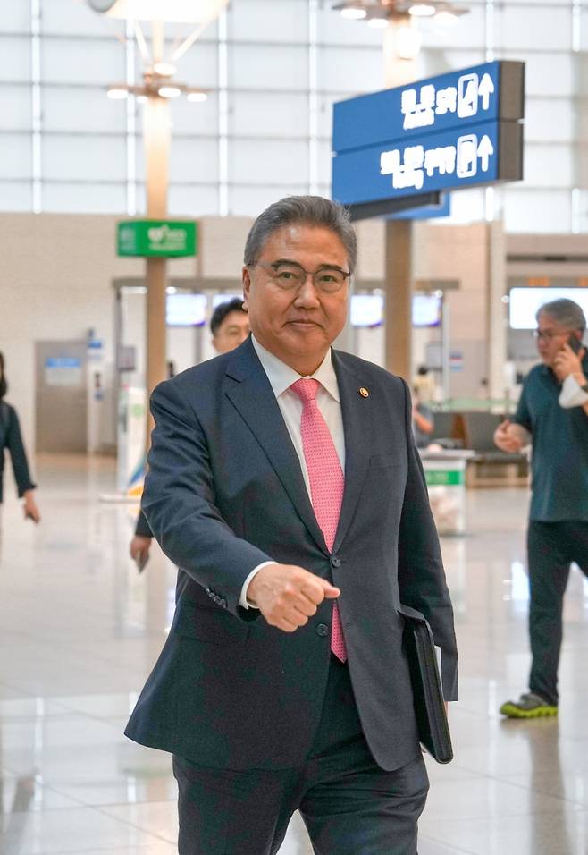 박진 외교부 장관이 카자흐스탄 및 우즈베키스탄 방문을 위해 30일 오후 인천국제공항을 통해 출국하고 있다. /사진제공=외교부