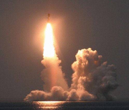 1기의 미사일에 여러 개의 핵탄두를 장착할 수 있는 러시아의 잠수함발사탄도미사일(SLBM) ‘불라바’의 발사 장면. 러시아 업체 MIT 홈페이지 캡처