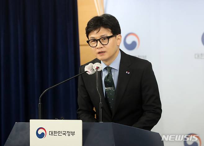 [서울=뉴시스] 배훈식 기자 = 한동훈 법무부 장관이 30일 오전 서울 종로구 정부청사에서 외국인 계절근로제도 개선방안 브리핑을 하고 있다. 2023.05.30. dahora83@newsis.com