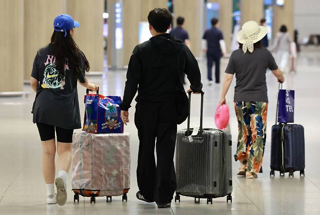 태풍 '마와르' 영향으로 괌에 고립됐던 한국 관광객들이 괌 국제공항 운영 재개로 29일 오후부터 귀국하고 있다. 연합뉴스