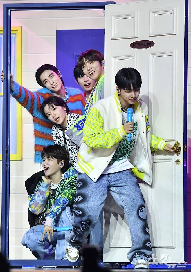 보이넥스트도어는 팀명에 담긴 '문'을 활용하는 퍼포먼스를 선보였다. 류영주 기자