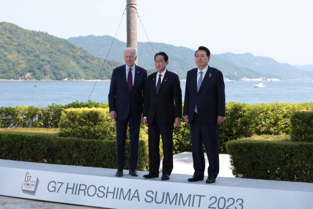 ▲ G7 정상회의 참관국 자격으로 일본을 방문 중인 윤석열 대통령이 21일히로시마 G7 정상회의장인 그랜드프린스호텔에서 열린 한미일 정상회담에 앞서 조 바이든 미국 대통령, 기시다 후미오 일본 총리와 기념촬영을 하고 있다. ⓒ연합뉴스