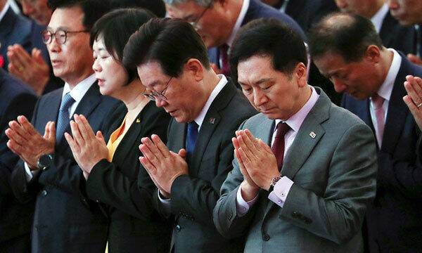 국민의힘 김기현 대표(오른쪽부터), 더불어민주당 이재명 대표, 정의당 이정미 대표가 27일 서울 종로구 조계사에서 열린 불기 2567년 부처님오신날 봉축법요식에서 합장하고 있다. 대통령실통신사진기자단