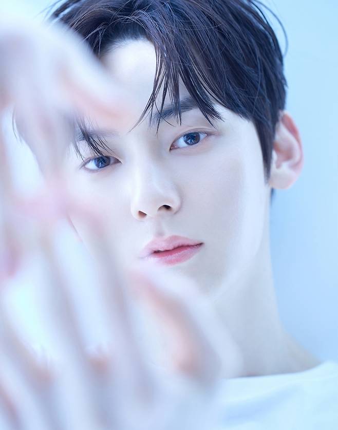 황민현. 플레디스엔터테인먼트