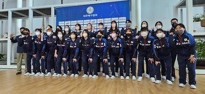 한국 여자배구대표팀이 22일 2023년 첫 국제대회인 국제배구연맹 발리볼네이션스리그(VNL) 출전을 위해 튀르키예로 떠나기 전 인천국제공항에서 기념 촬영하고 있다. 2023.5.22 연합뉴스
