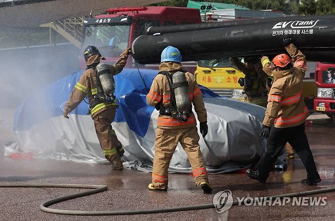 '전기차 화재를 진압하라' (서울=연합뉴스) 류영석 기자 = 11일 오후 서울 여의도공원에서 열린 2023 서울안전한마당에서 소방대원들이 전기차 화재 진압 훈련을 선보이고 있다. 2023.5.11 ondol@yna.co.kr