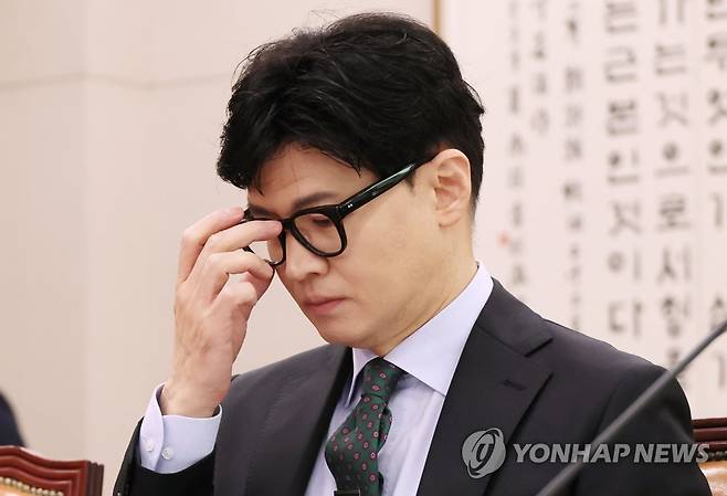 안경 고쳐쓰는 한동훈 법무부 장관 (서울=연합뉴스) 이정훈 기자 = 한동훈 법무부 장관이 25일 오전 국회에서 열린 법제사법위원회 전체회의에서 안경을 고쳐쓰고 있다. 2023.5.25 uwg806@yna.co.kr