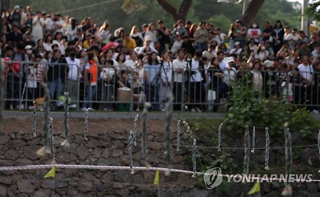 함안 낙화놀이 인파 (함안=연합뉴스) 지난 27일 오후 경남 함안군 무진정에서 열린 2023 함안 낙화놀이를 보기 위한 인파가 몰려 있다. [연합뉴스 자료사진]