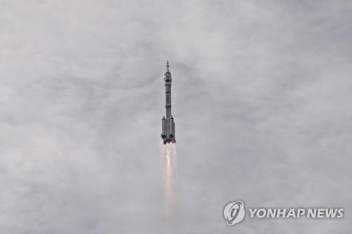 우주로 날아가는 중국 유인우주선 선저우 16호 (AP=연합뉴스)
