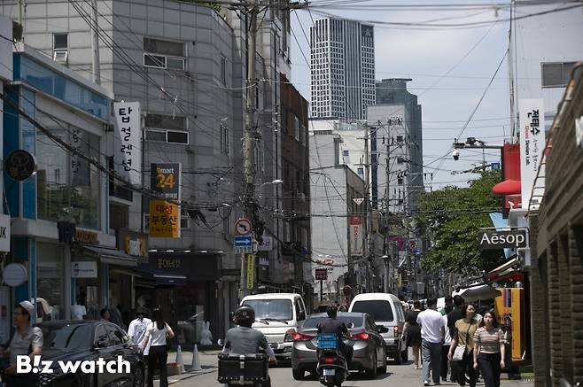 'MZ 핫플'로 알려진 서울 성수 상업시설(상가)의 평균 매매가가 서울 전체 평균의 최대 2배에 육박하는 것으로 나타났다. 사진은 31일 성수동 모습./사진=이명근 기자 qwe123@