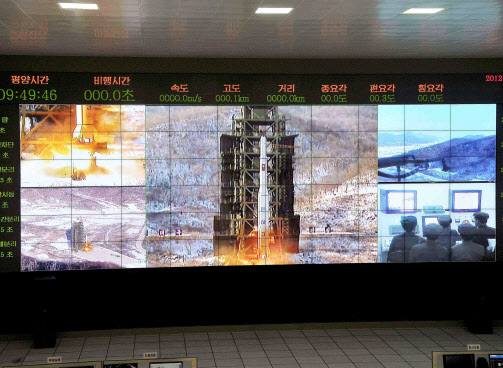 2012년 12월 조선중앙통신이 보도한 서해위성발사장에서의 위성발사체를 가장한 장거리 로켓 ‘은하 3호’ 발사 모습이다. (사진=연합뉴스)