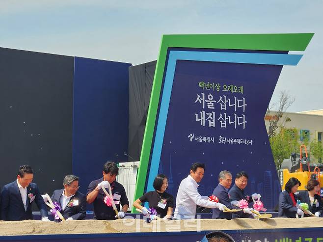 31일 오세훈 서울시장은 고덕강일 3단지 시착식에 참석했다. (사진=신수정 기자)
