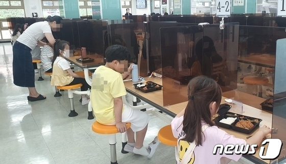 지난 26일 오전 11시40분 대전 중구의 한 초등학교에서 학생들이 점심으로 도시락을 먹고 있다.2023.5.26/뉴스1 ⓒ News1 허진실 기자