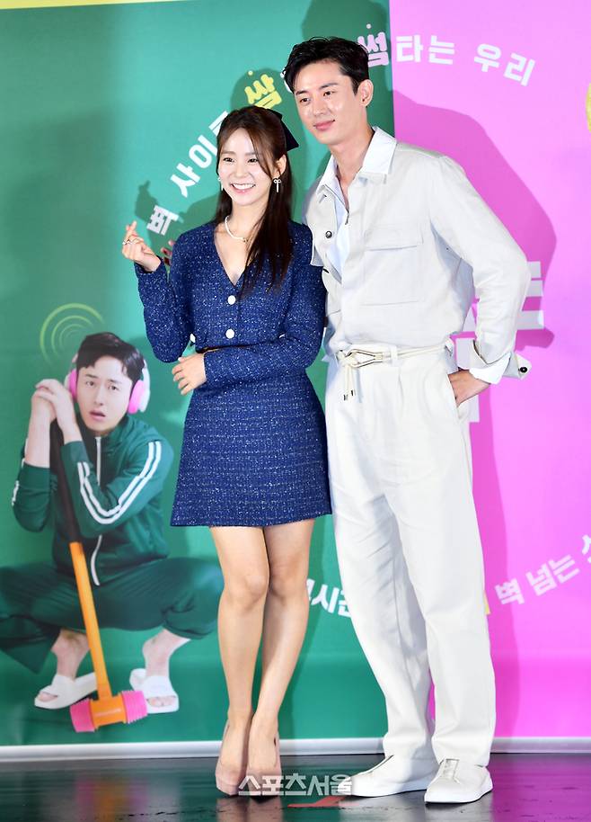 배우 이지훈과 한승연이 31일 건대입구 롯데시네마에서 열린 영화 ‘빈틈없는 사이’ 제작보고회 무대에 올라 포토타임을 갖고 있다. 강영조기자 kanjo@sportsseoul.com