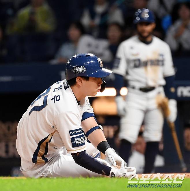 149km 손에서 빠진 직구가 머리 위로 날아들자 박건우는 투구를 피하기 위해 타석에 주저앉았다.