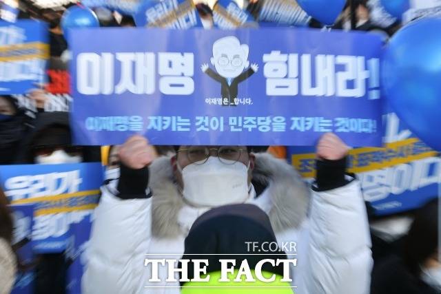 민주당의 강성 지지층인 소위 '개딸' 세력이 김남국 의원 코인 사태에 자성을 촉구한 당 청년 정치인들을 향해 무차별적으로 공격해 당내에서도 뒷말이 나온다. 사진은 지난 1월 이 대표가 서울중앙지방검찰청에 출석할 당시 지지자가 피켓을 든 모습이며, 기사 내용과는 무관함. /더팩트 DB